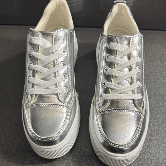 Soda Metallic Silver Platform Women's Sneakers. NWOB
SIZE 7 1/2 - Picture 1 of 5